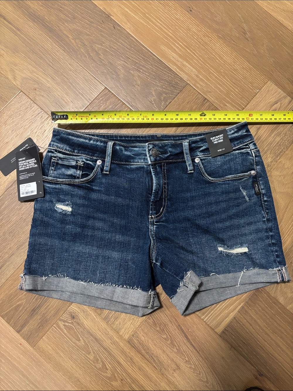 Silver jeans suki short curvy mid rise